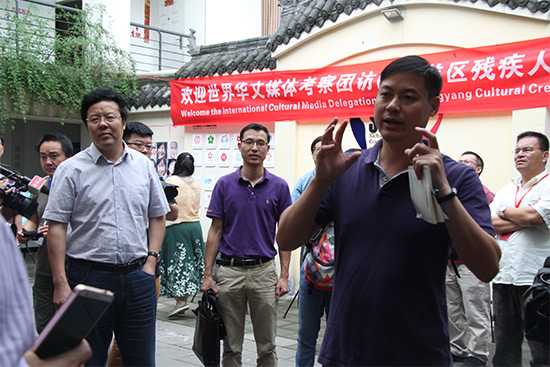 青羊区残联党组书记、理事长陈云对考察团表示欢迎并作介绍-ok