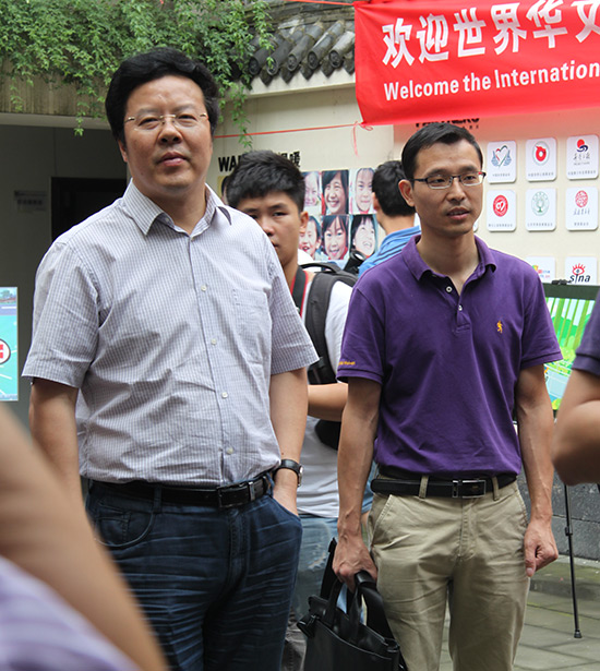 青羊区区委常委、宣传部部长邱颖（左）和公司总经理王玺（右）-ok
