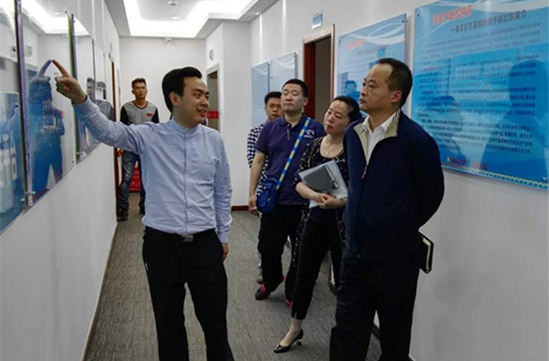 青羊区政法委书记王亚滨考察调研i汪家智慧生活平台