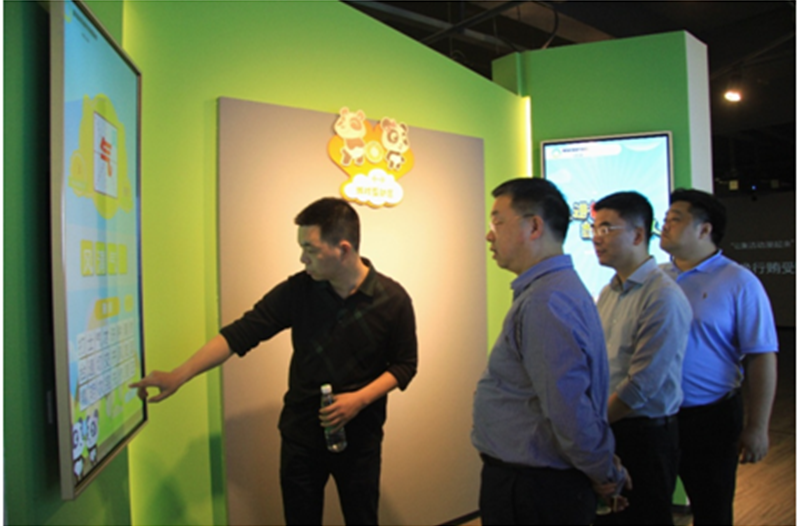 青羊区纪委书记屈建军莅临成都廉洁创作传播基地指导工作