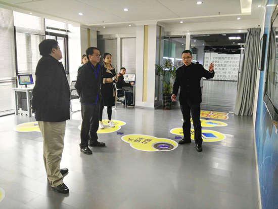 总经理王玺为领导介绍成都市廉洁动漫基地-ok